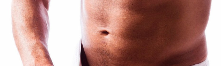 Un uomo allarga il suo pene usando una pompa a vuoto